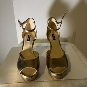 Nine West Ankle Strap Sandals. 10 1/2size M- Gold